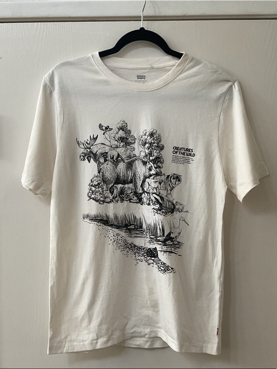 Levi's Other - Levi's White Short-Sleeve Graphic Tee with Black Wildlife Print